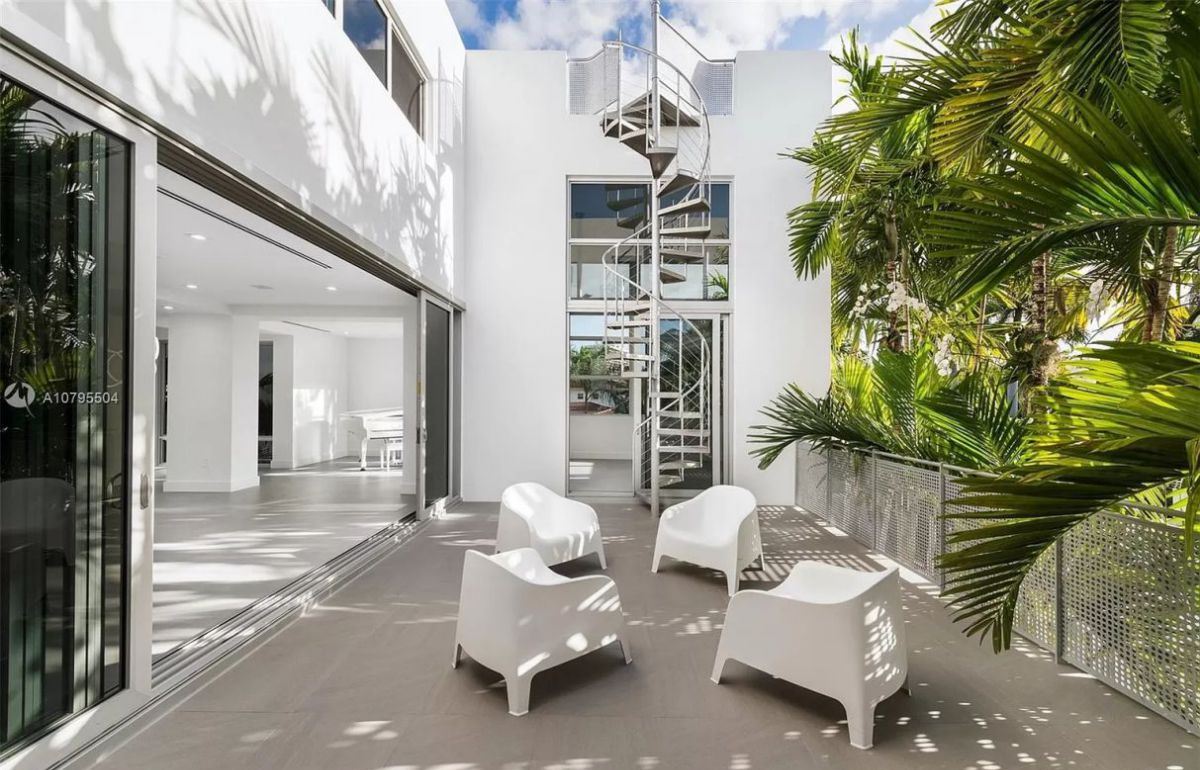 Fairhaven-Modern-Waterfront-Home-for-Sale-in-Miami-22