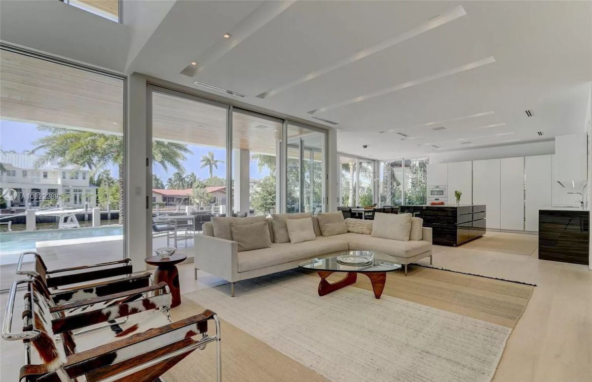 Fort-Lauderdale-Home-in-Prestigious-Rio-Vista-for-Sale-13