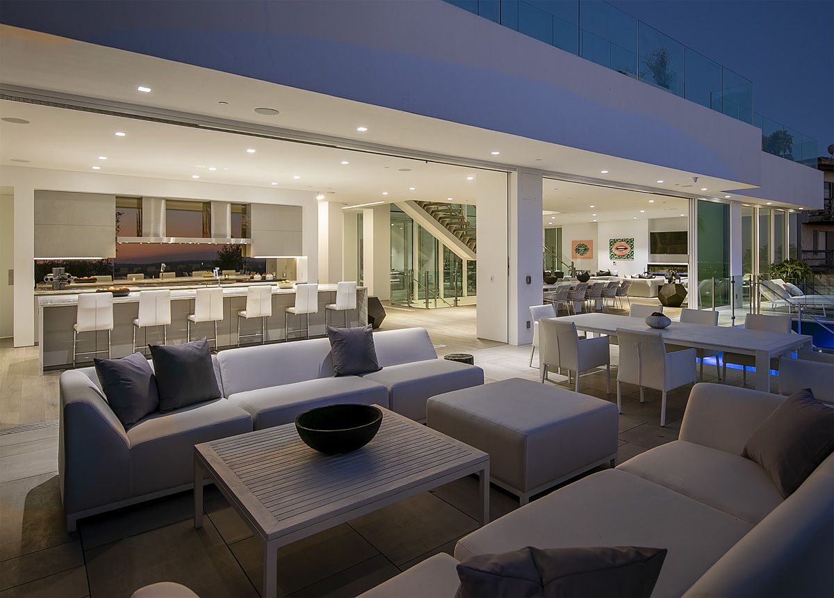 Los-Angeles-New-Home-on-Famous-Blue-Jay-Way-hits-Market-26-Million-14