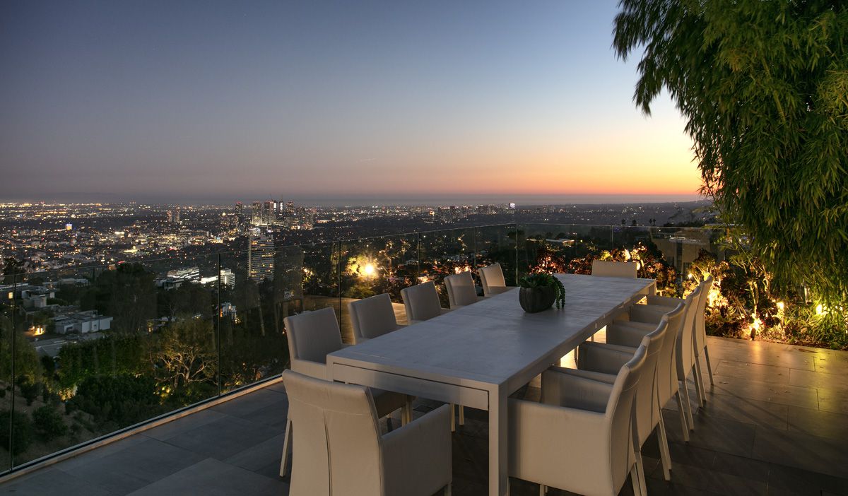 Los-Angeles-New-Home-on-Famous-Blue-Jay-Way-hits-Market-26-Million-18