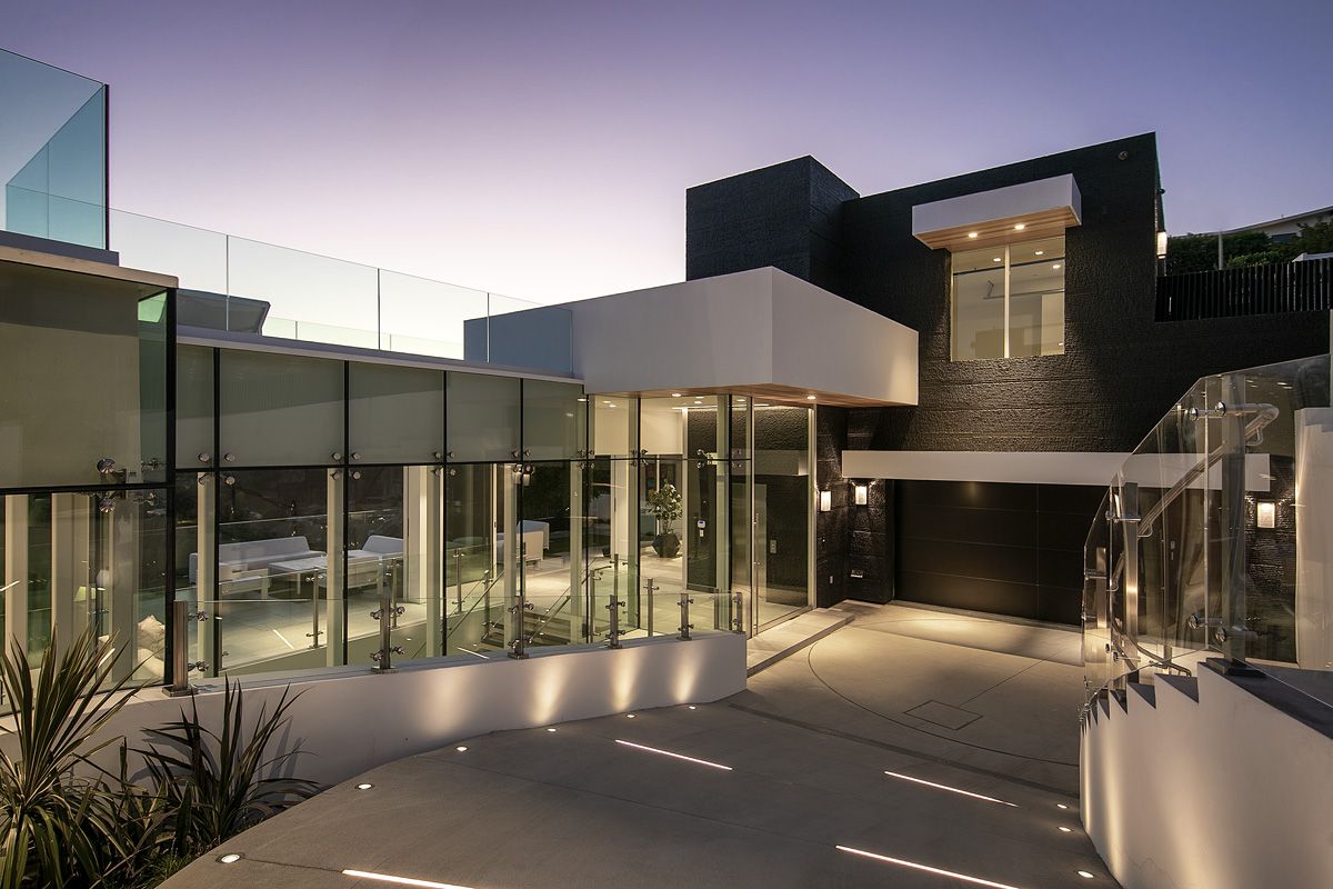 Los-Angeles-New-Home-on-Famous-Blue-Jay-Way-hits-Market-26-Million-2