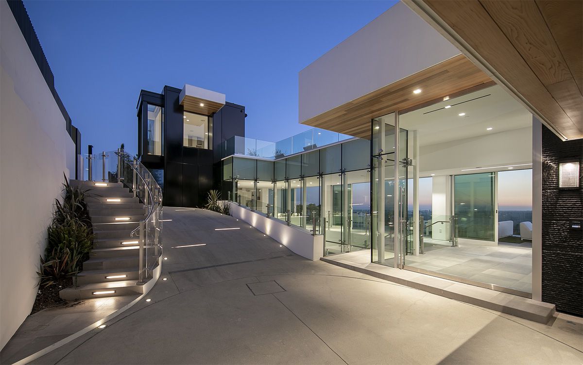 Los-Angeles-New-Home-on-Famous-Blue-Jay-Way-hits-Market-26-Million-3