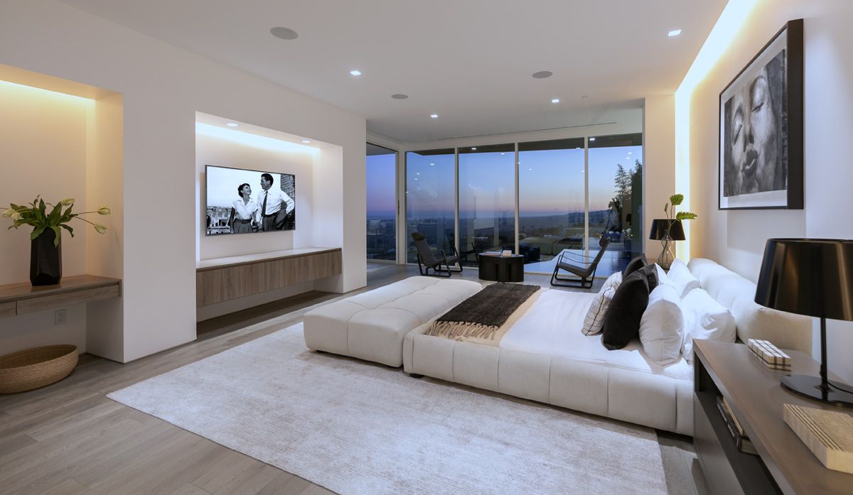 Los-Angeles-New-Home-on-Famous-Blue-Jay-Way-hits-Market-26-Million-7