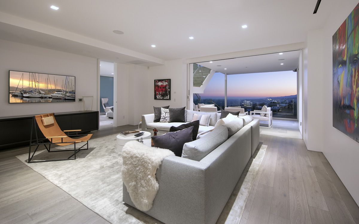 Los-Angeles-New-Home-on-Famous-Blue-Jay-Way-hits-Market-26-Million-9