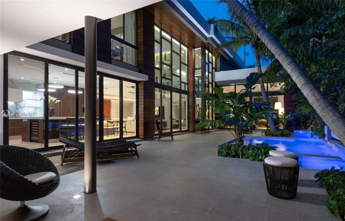 Modern-Home-in-Miami-for-Sale-in-a-Tropical-Paradise-1