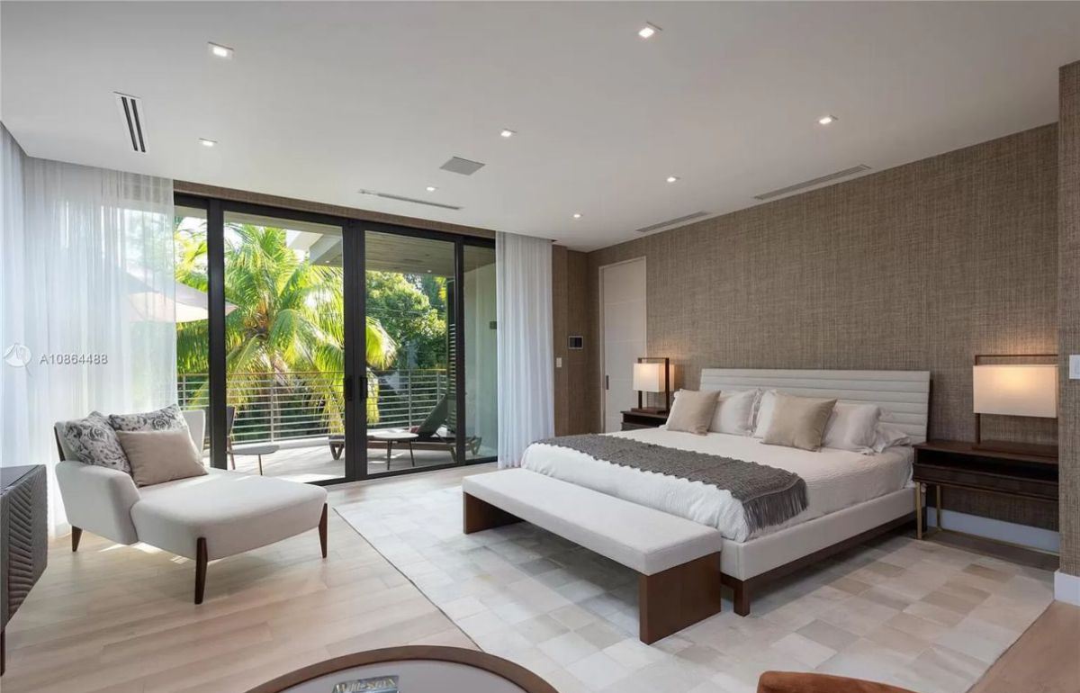 Modern-Home-in-Miami-for-Sale-in-a-Tropical-Paradise-12