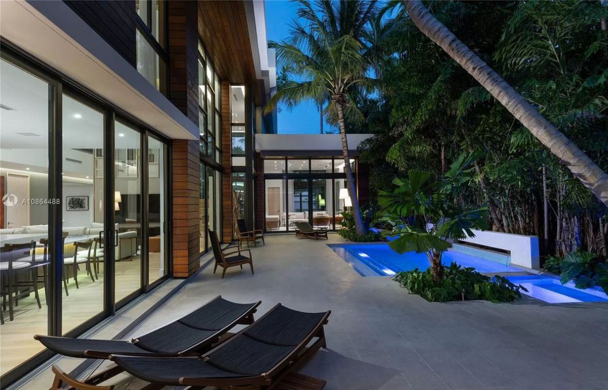 Modern-Home-in-Miami-for-Sale-in-a-Tropical-Paradise-18