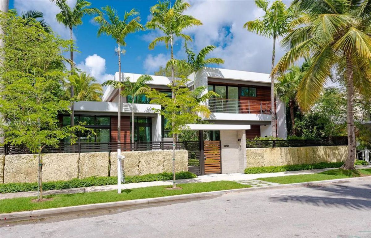 Modern-Home-in-Miami-for-Sale-in-a-Tropical-Paradise-19