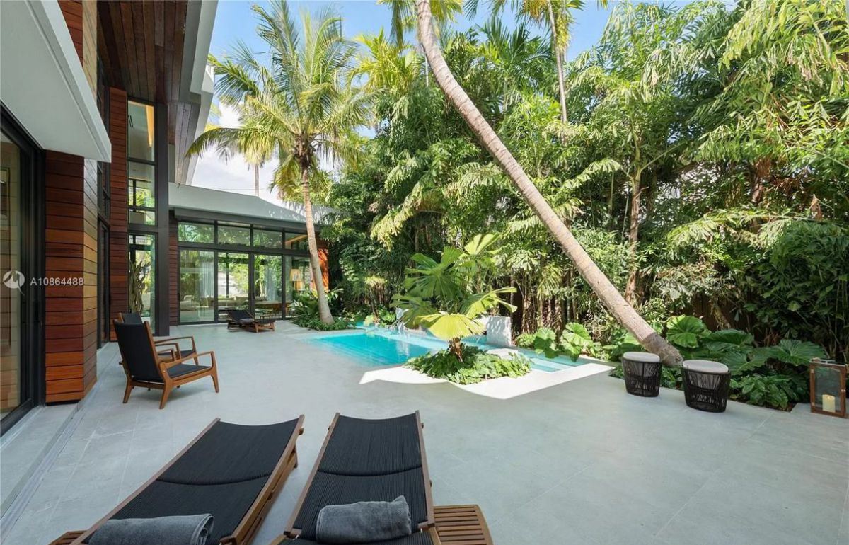 Modern-Home-in-Miami-for-Sale-in-a-Tropical-Paradise-27