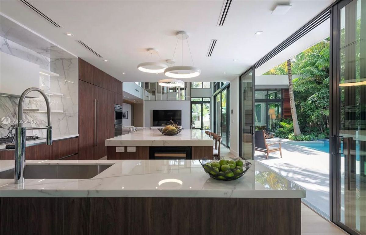 Modern-Home-in-Miami-for-Sale-in-a-Tropical-Paradise-29