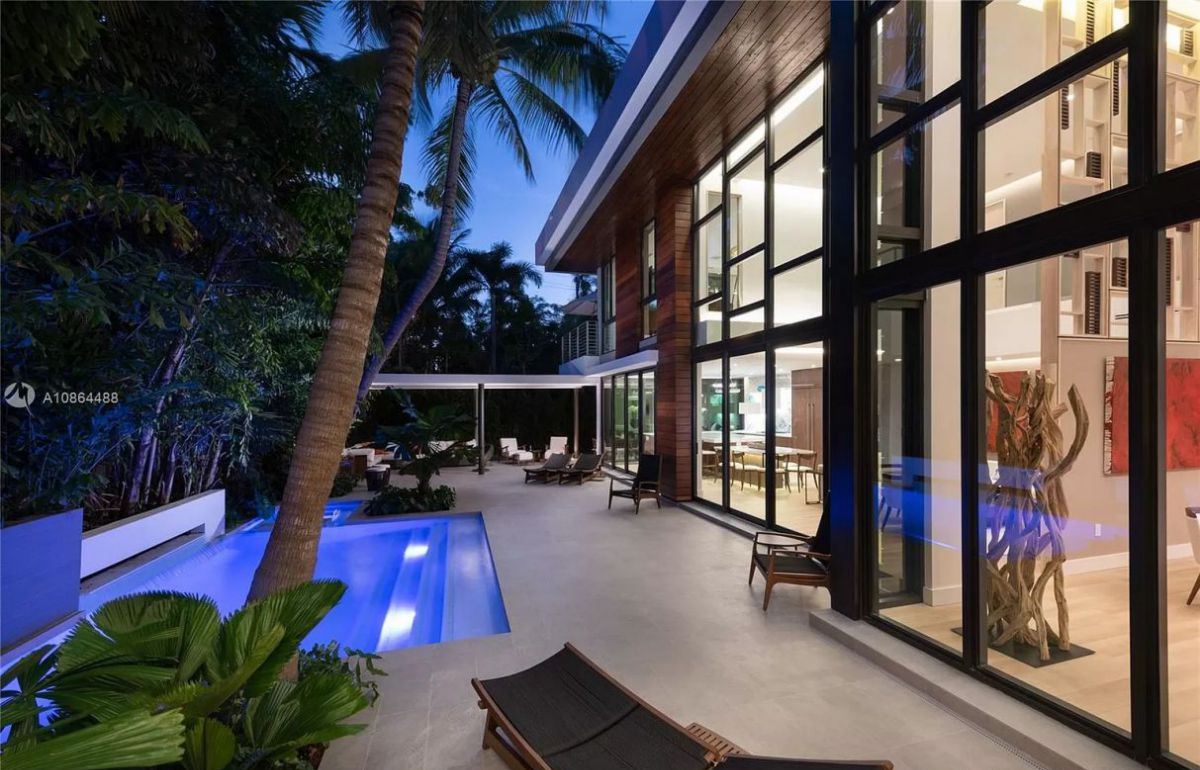 Modern-Home-in-Miami-for-Sale-in-a-Tropical-Paradise-3