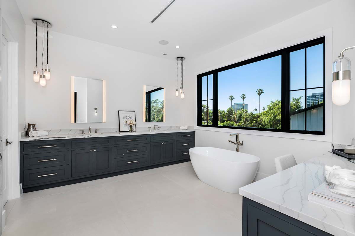 New-Construction-Traditional-Home-in-Encino-35