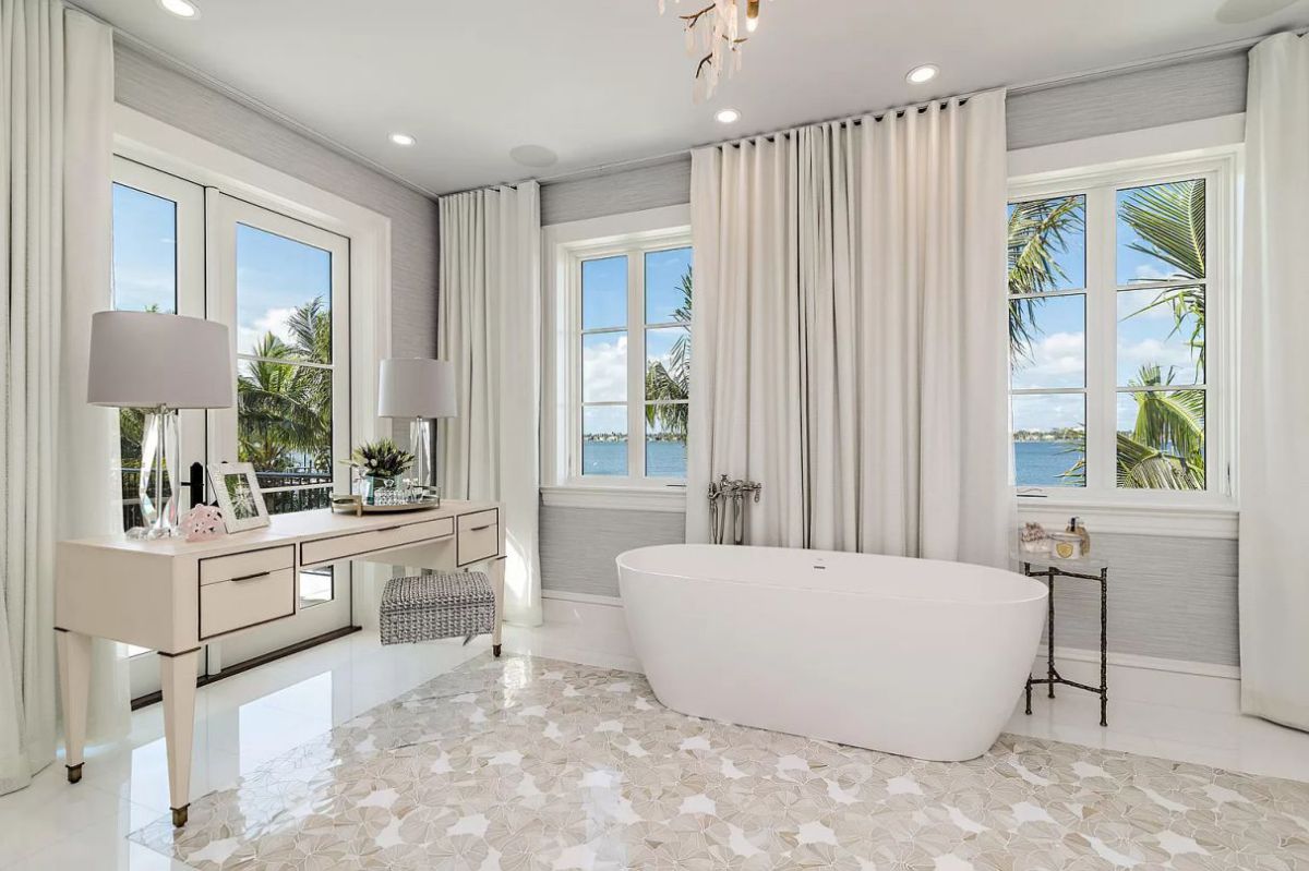 Palm-Beach-Home-on-Spectacular-Waterfront-Location-13