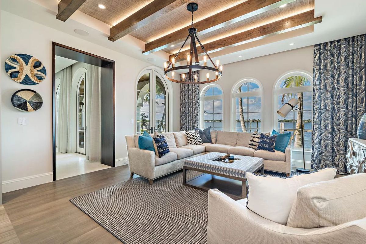 Palm-Beach-Home-on-Spectacular-Waterfront-Location-20