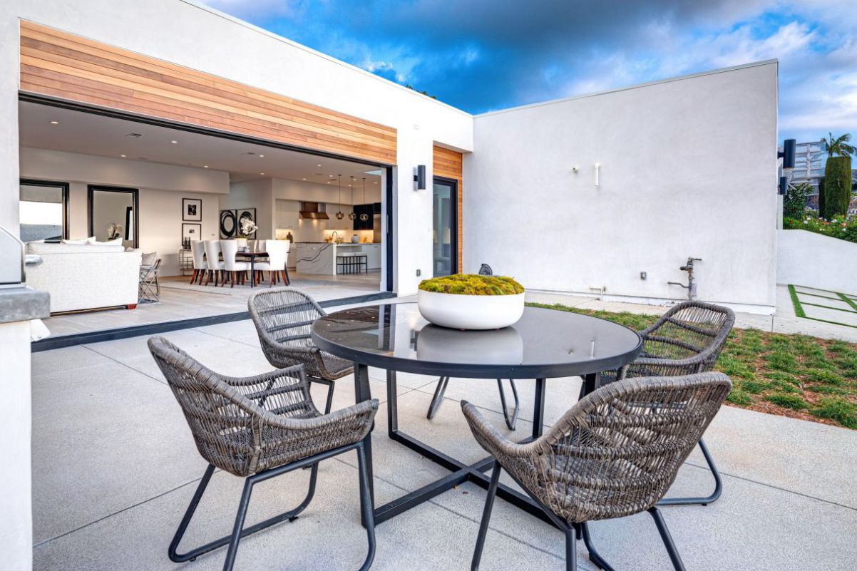 Professionally-Designed-Pacific-Palisades-Home-for-Sale-24