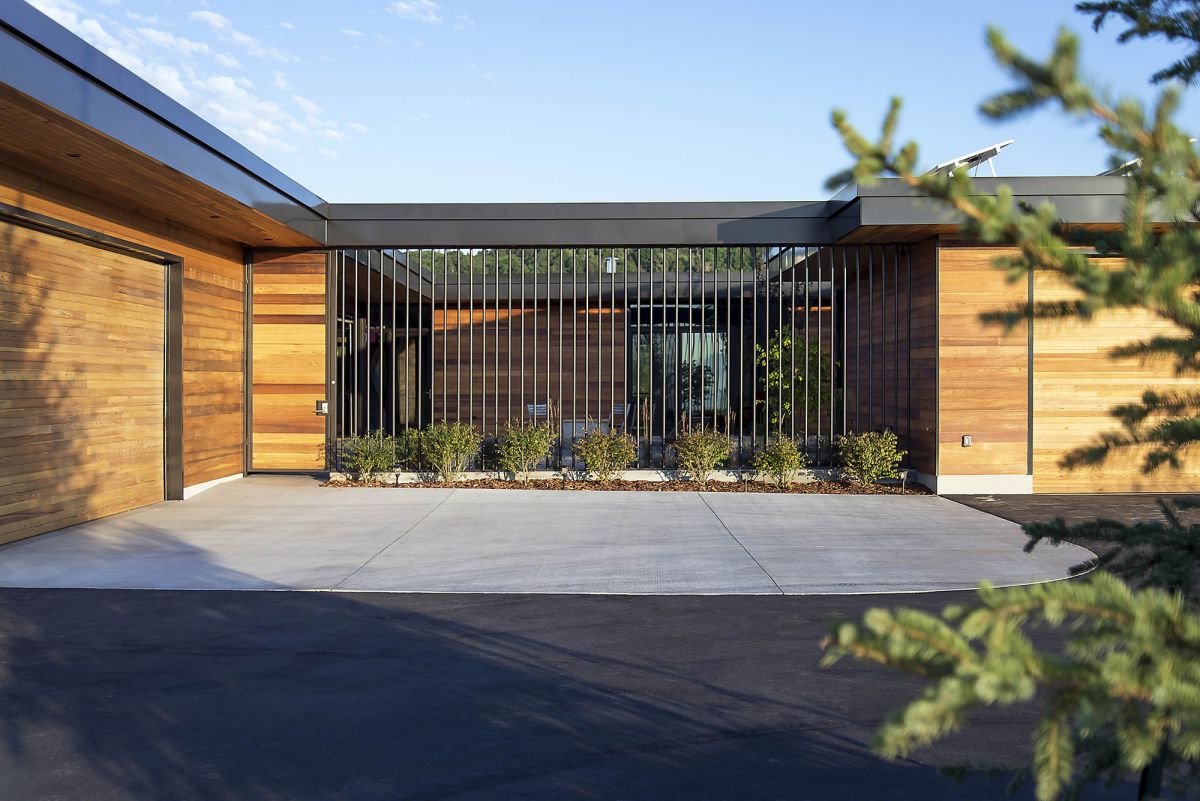 Red-Hawk-House-in-Park-City-Utah-by-Imbue-Design-15