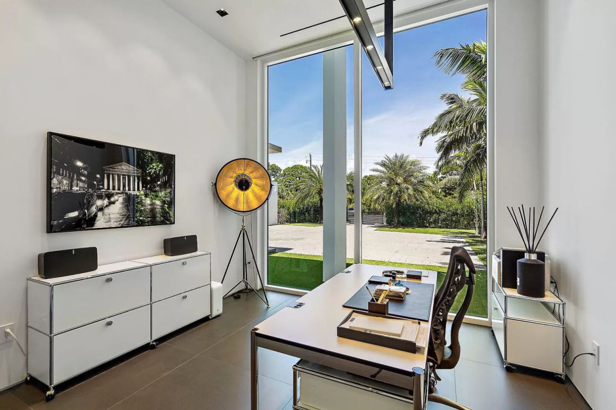 Sophisticated-Palm-Beach-Gardens-Modern-Home-26