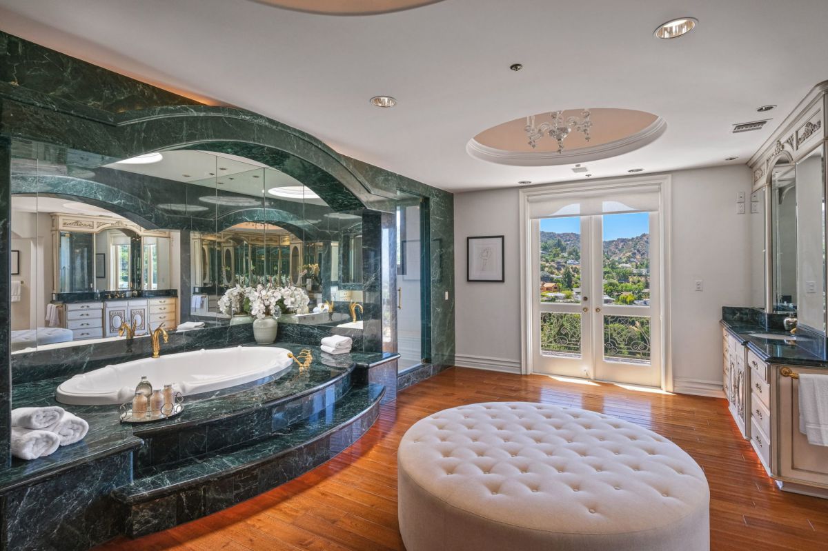 Stunning-Italian-inspired-Encino-Home-for-Sale-20