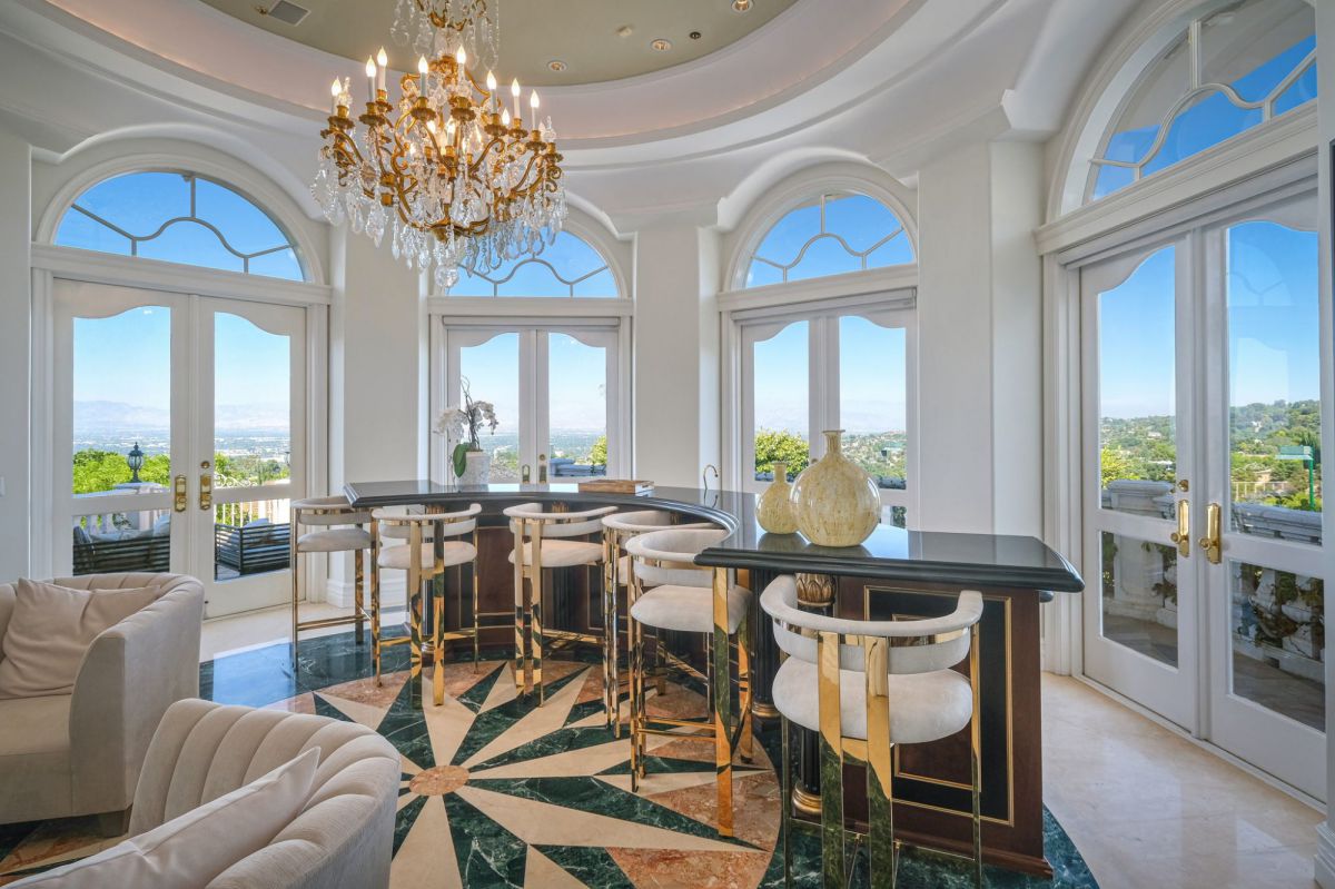 Stunning-Italian-inspired-Encino-Home-for-Sale-8