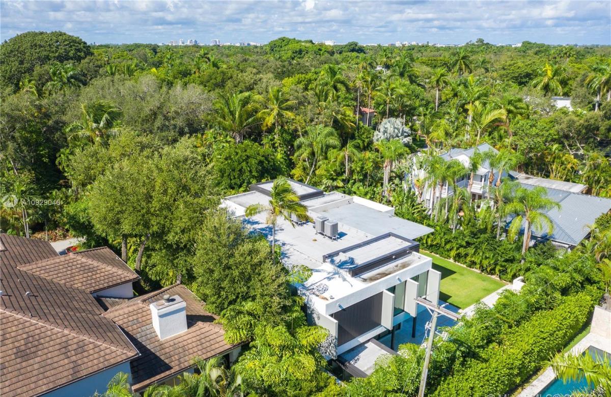 Thoughtfully-Conceived-Modern-Miami-Home-for-Sale-3