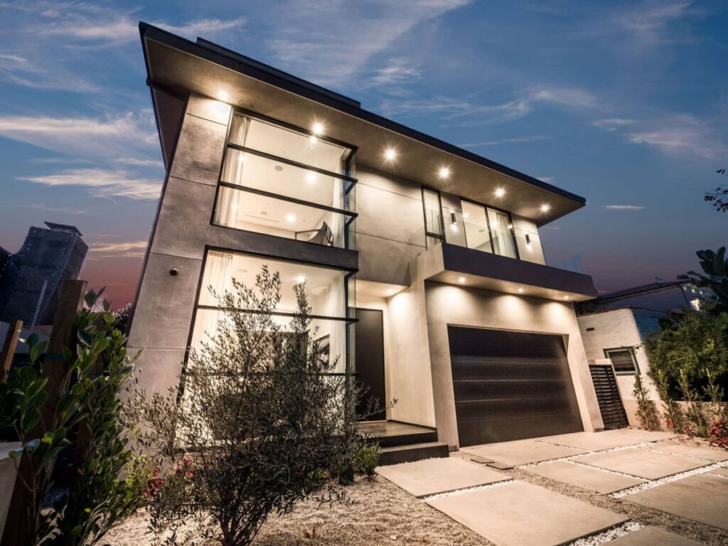 Luxurious Modern Harper House in Los Angeles for Sale