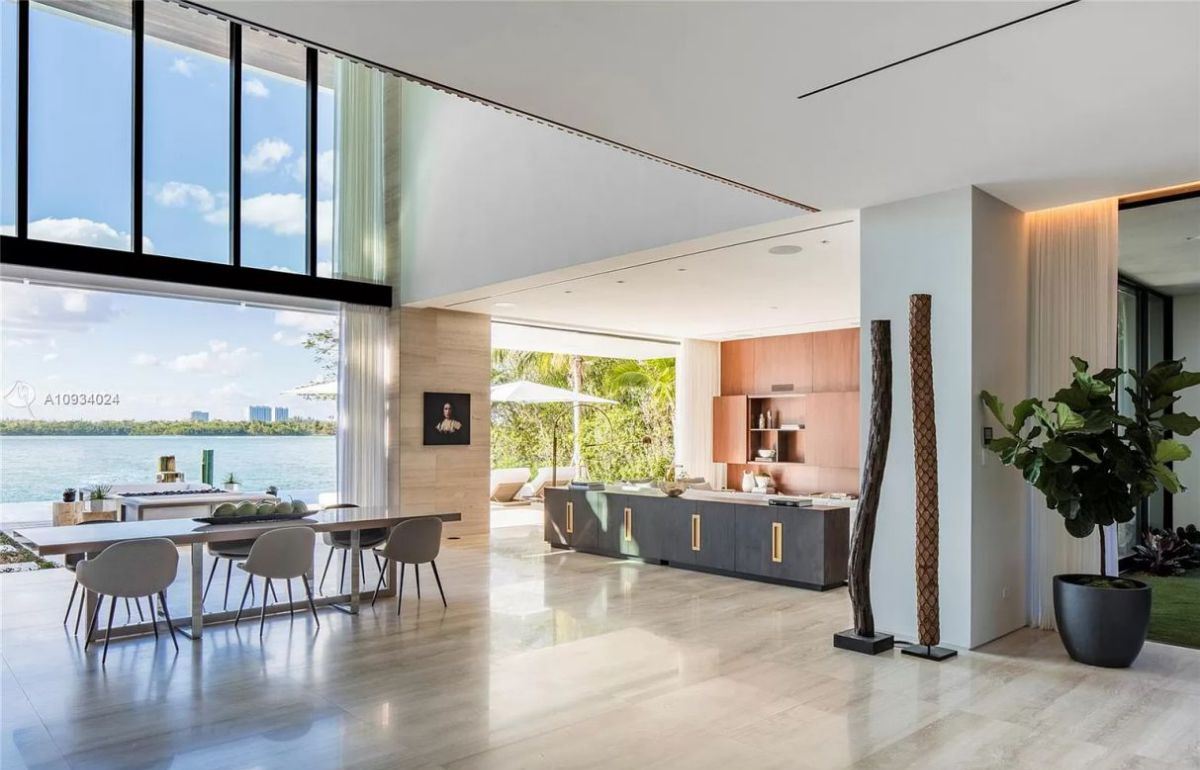 A-Bal-Harbour-Tropical-Modern-House-returns-Market-14