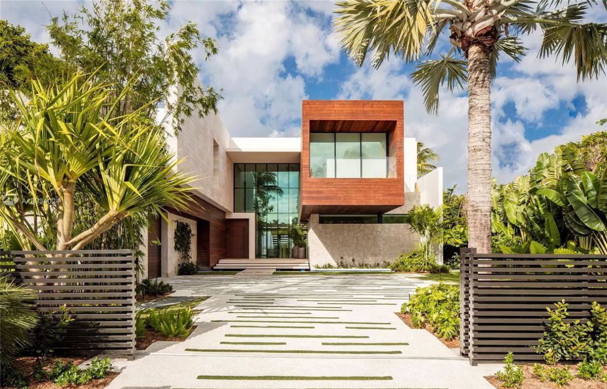 A-Bal-Harbour-Tropical-Modern-House-returns-Market-15