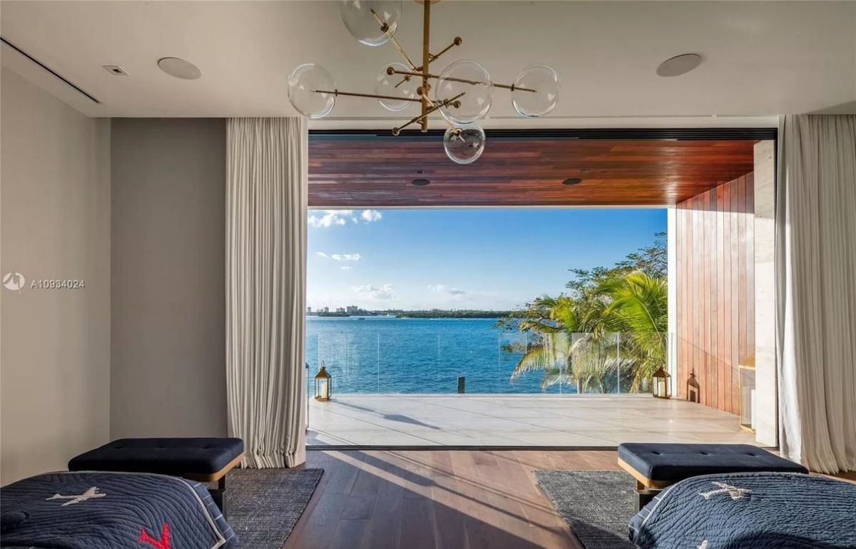 A-Bal-Harbour-Tropical-Modern-House-returns-Market-17