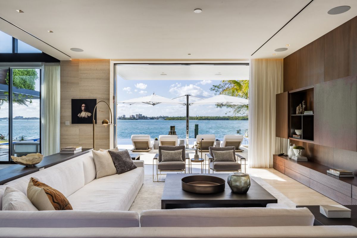 A-Bal-Harbour-Tropical-Modern-House-returns-Market-27