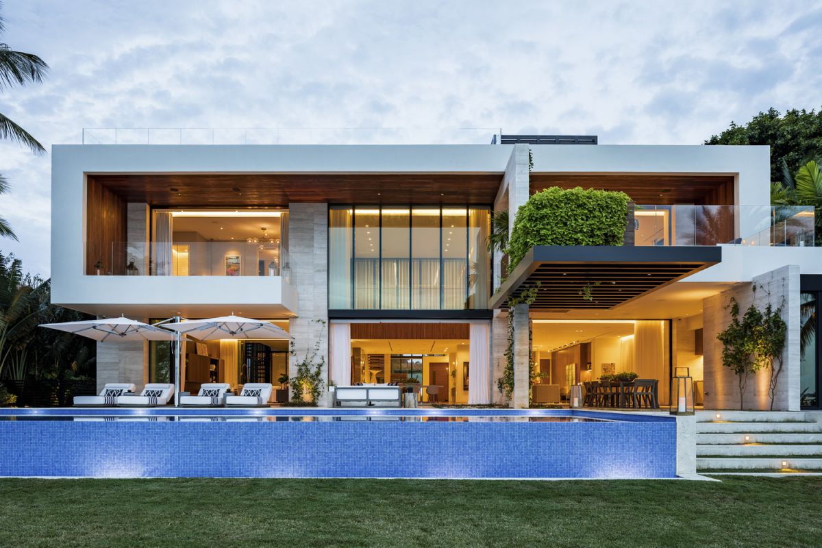 A-Bal-Harbour-Tropical-Modern-House-returns-Market-28