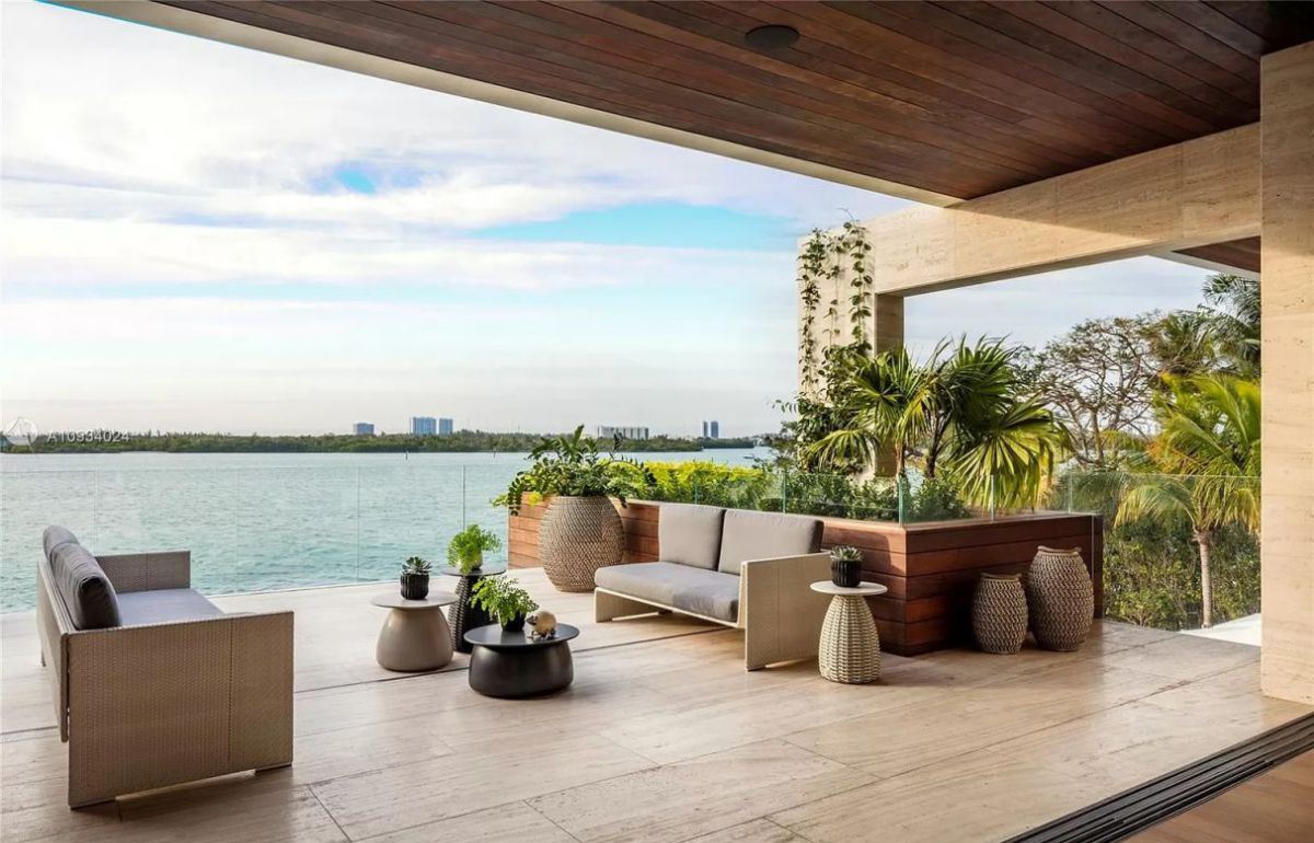 A-Bal-Harbour-Tropical-Modern-House-returns-Market-6