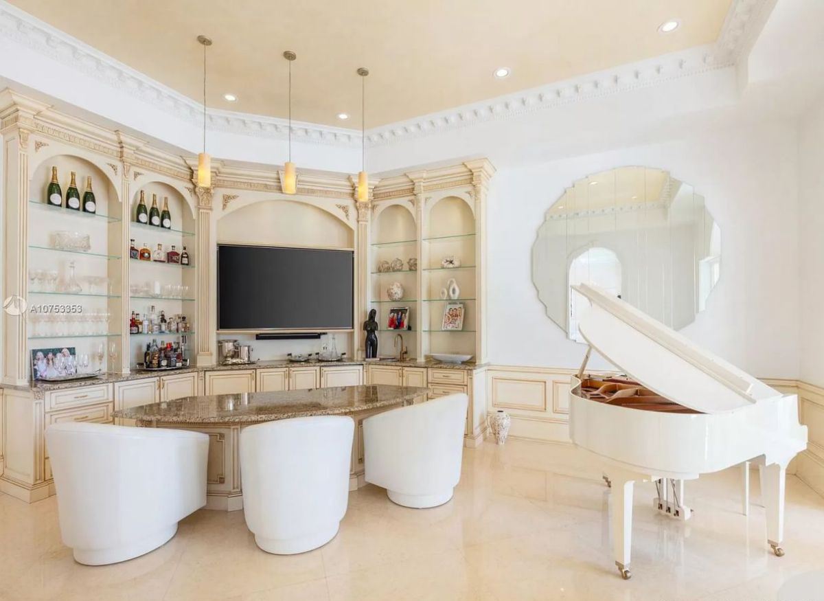 A-Classical-Italian-Style-House-in-Coral-Gables-for-Sale-at-25850000-10