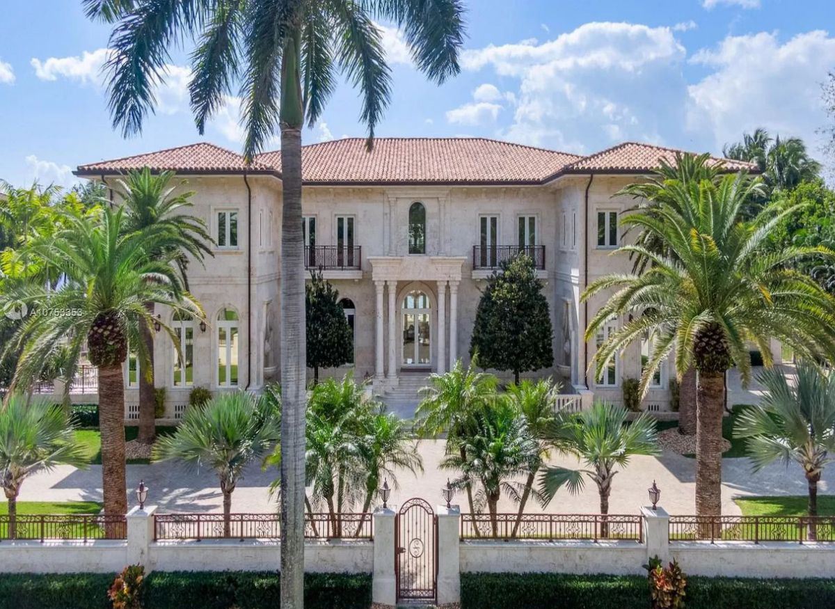 A-Classical-Italian-Style-House-in-Coral-Gables-for-Sale-at-25850000-14