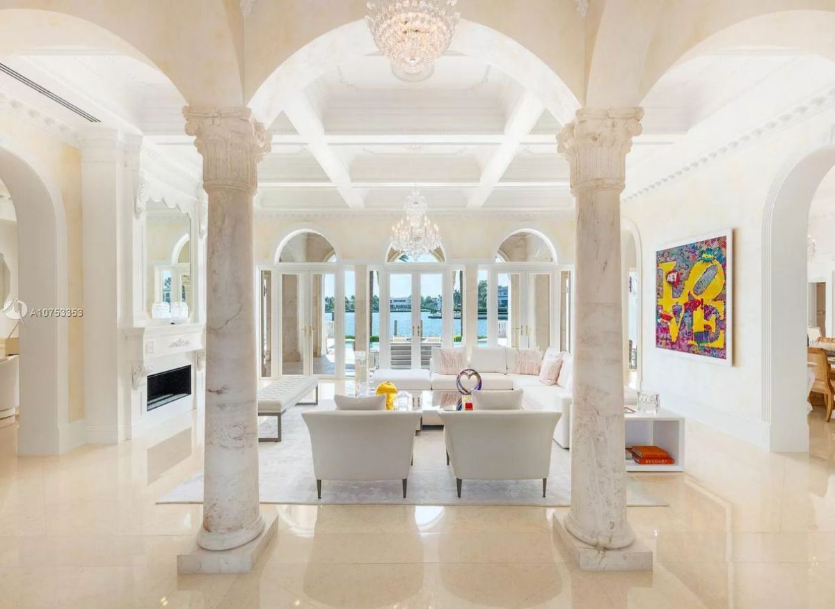 A-Classical-Italian-Style-House-in-Coral-Gables-for-Sale-at-25850000-15