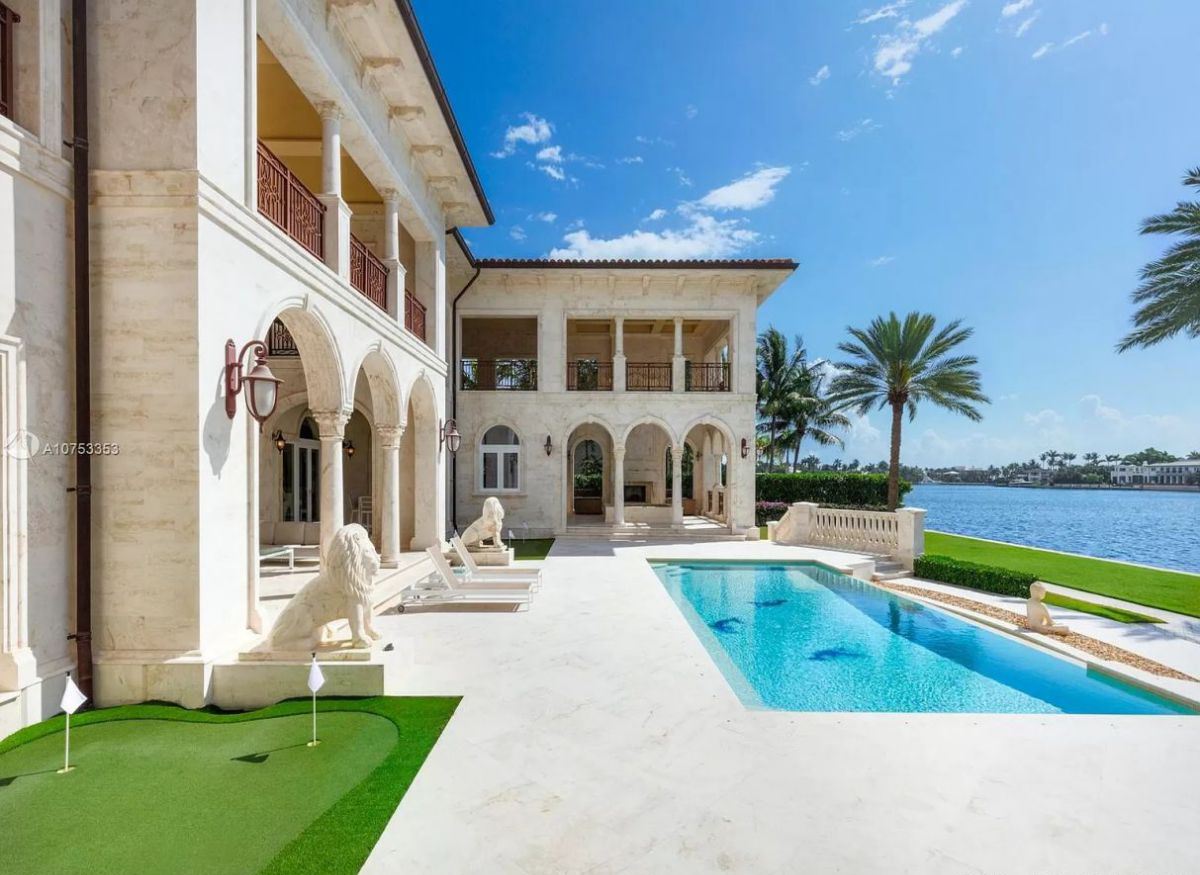 A-Classical-Italian-Style-House-in-Coral-Gables-for-Sale-at-25850000-16