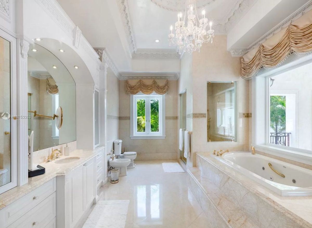 A-Classical-Italian-Style-House-in-Coral-Gables-for-Sale-at-25850000-5