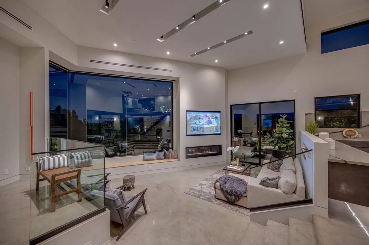 A-Masterfully-Designed-Santa-Monica-Home-for-Sale-11