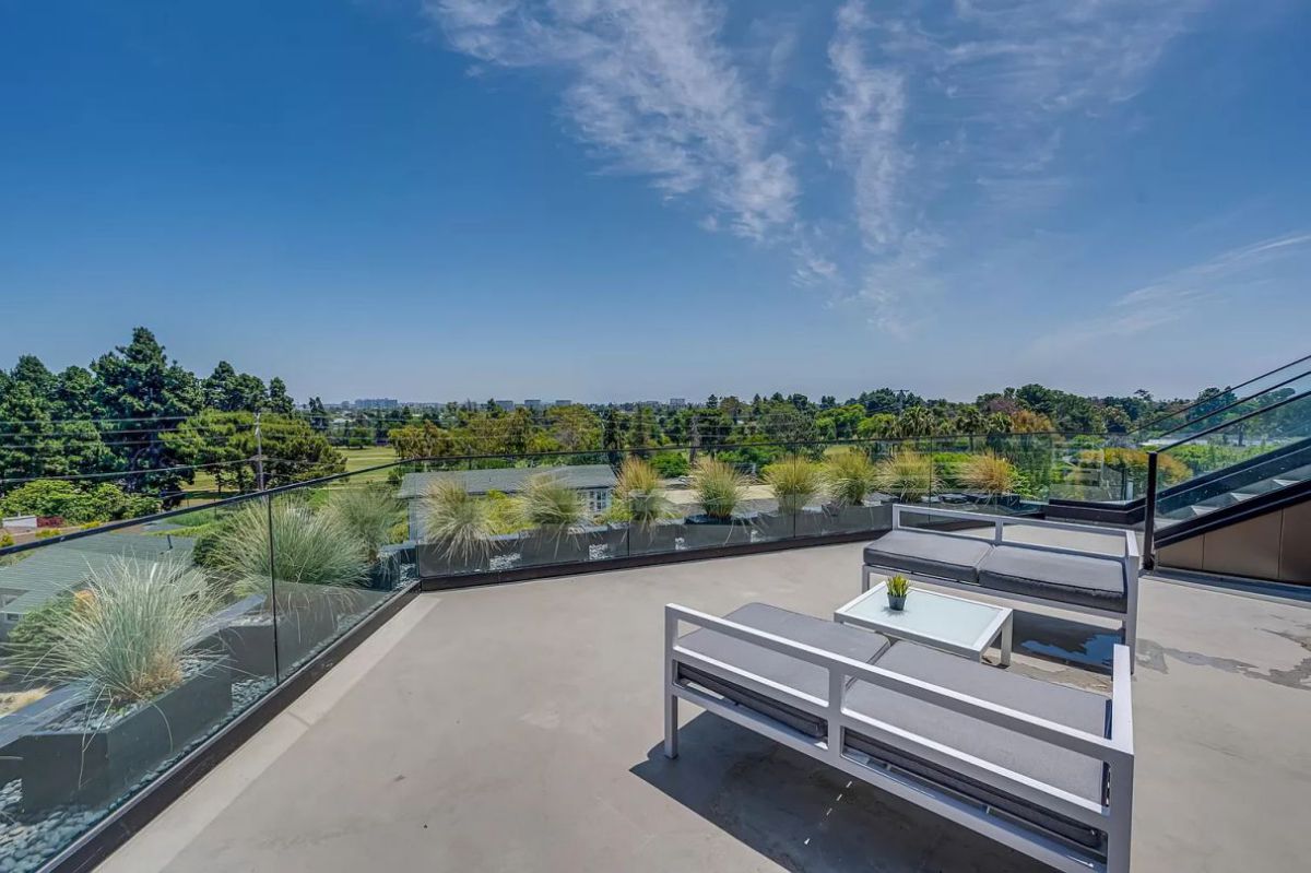 A-Masterfully-Designed-Santa-Monica-Home-for-Sale-12