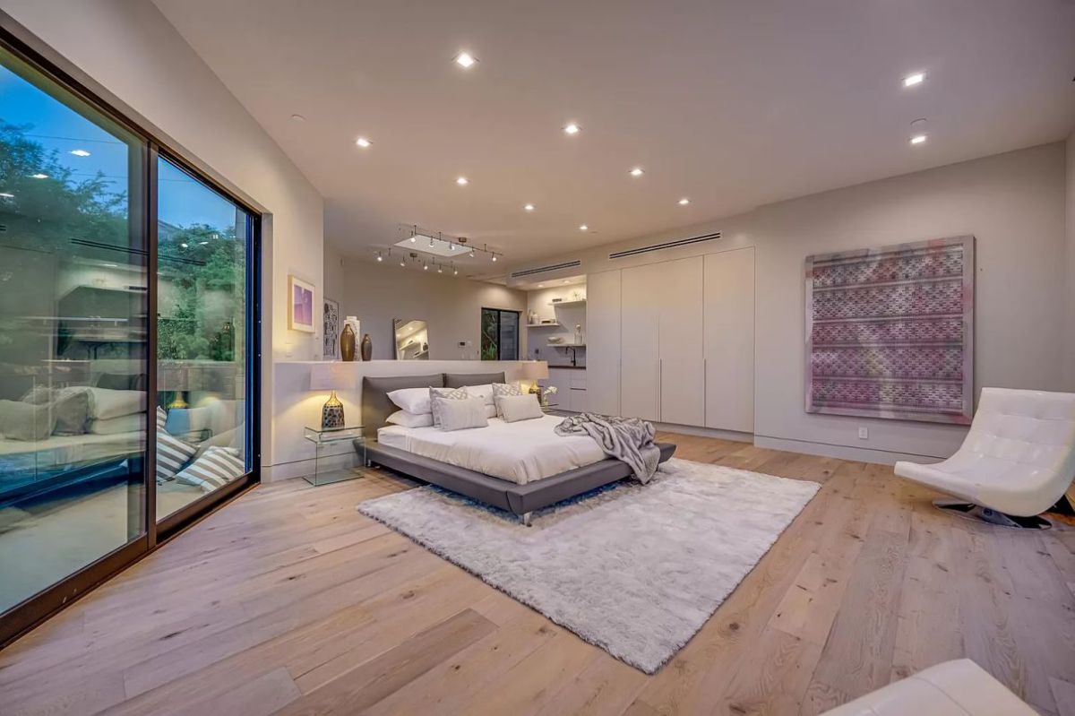 A-Masterfully-Designed-Santa-Monica-Home-for-Sale-18