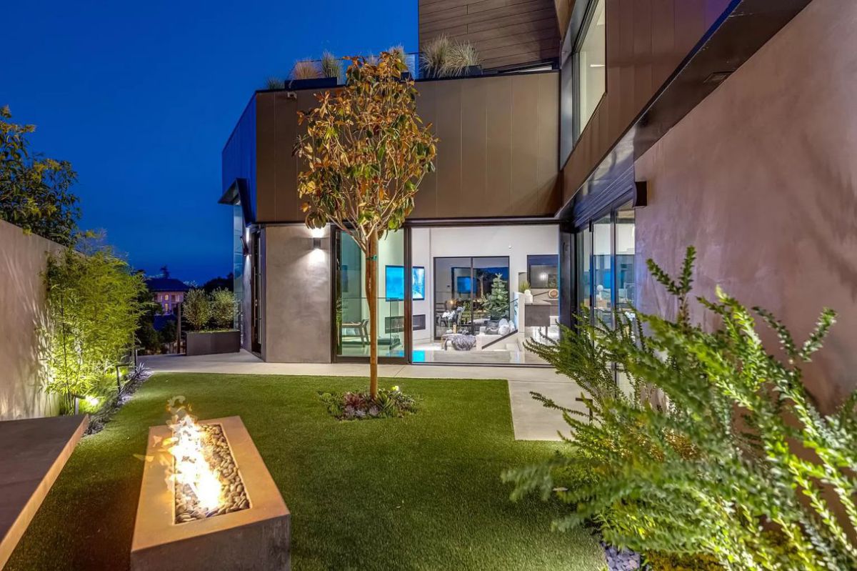A-Masterfully-Designed-Santa-Monica-Home-for-Sale-25