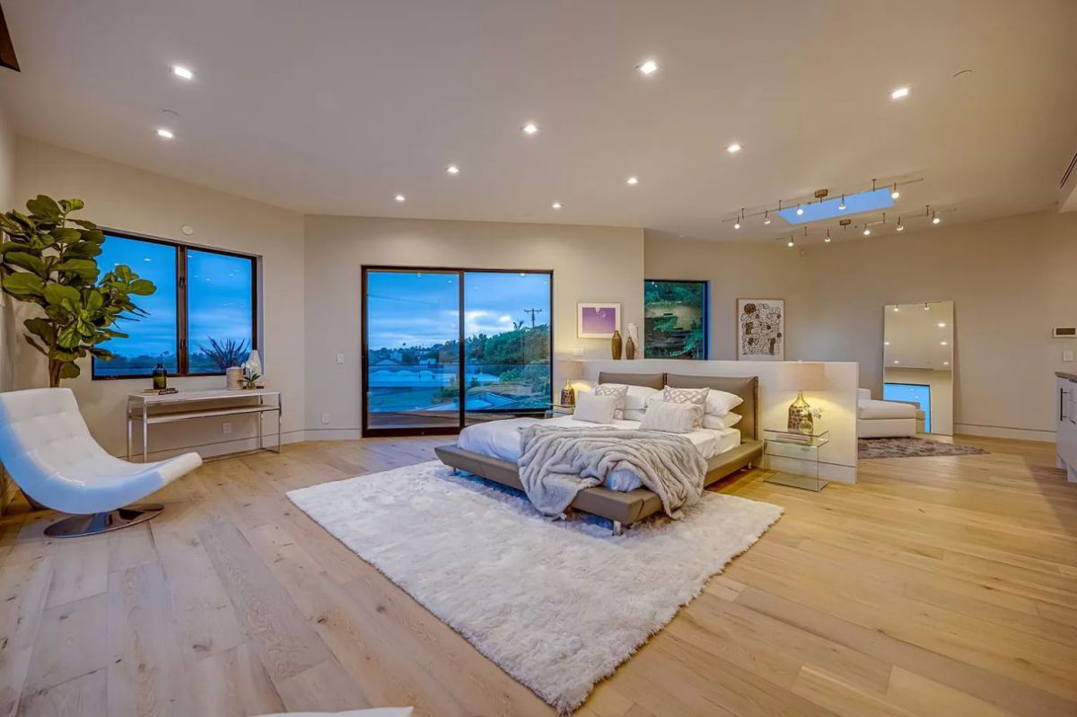 A-Masterfully-Designed-Santa-Monica-Home-for-Sale-32