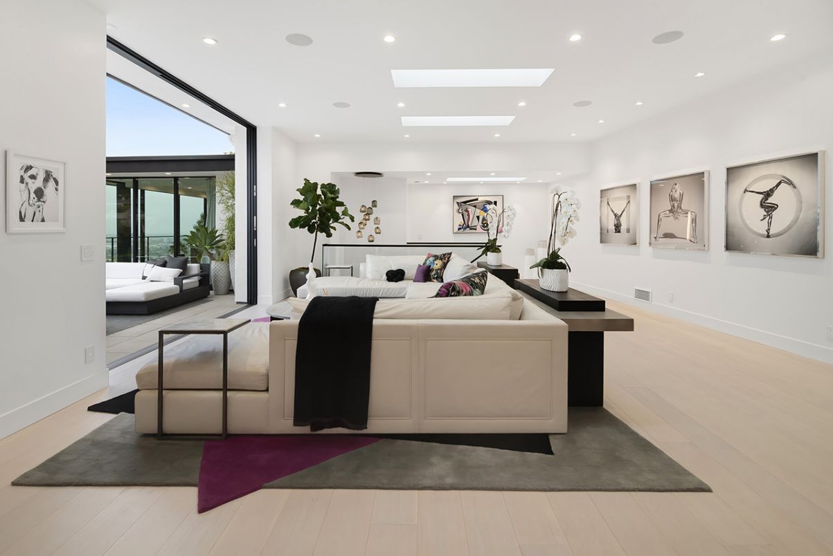 A-Renovated-Contemporary-Hollywood-Hills-House-for-Sale-25