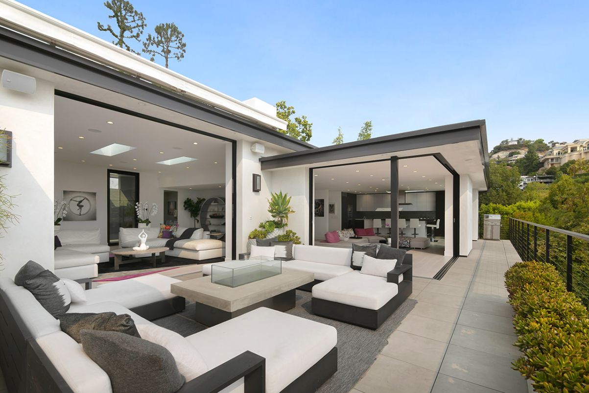 A-Renovated-Contemporary-Hollywood-Hills-House-for-Sale-3