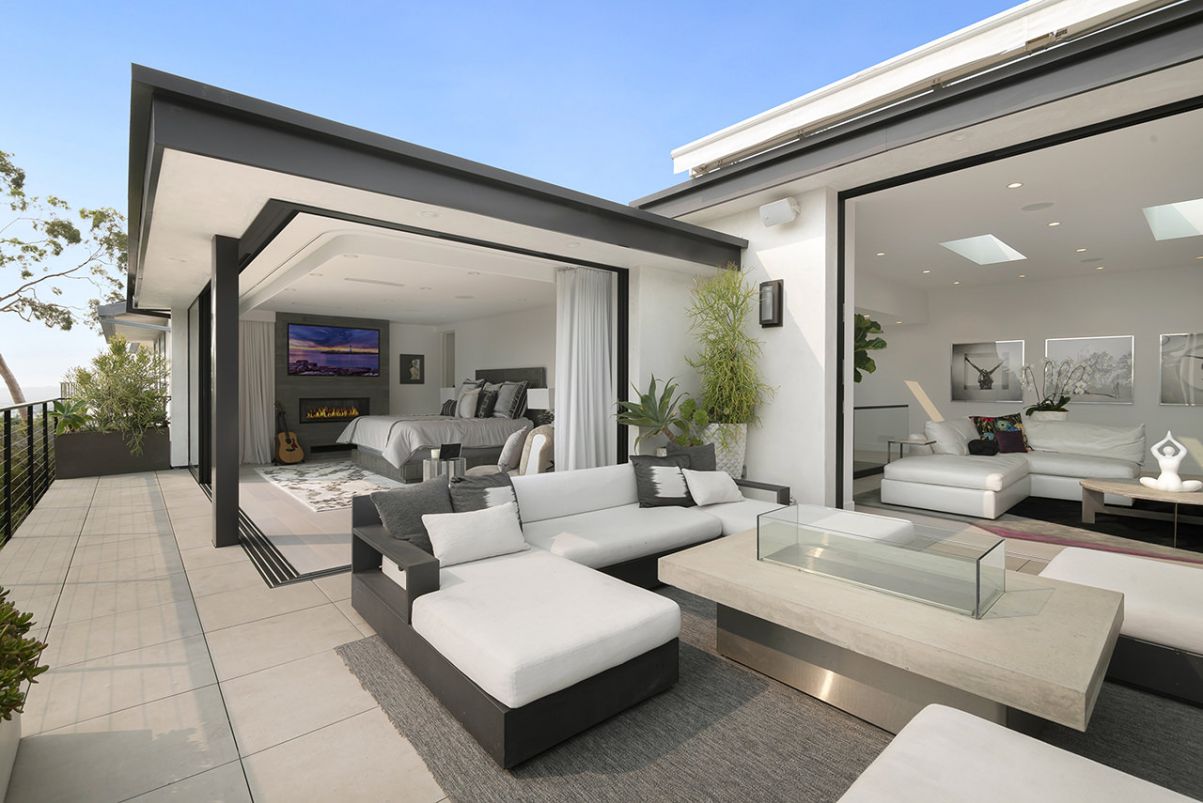 A-Renovated-Contemporary-Hollywood-Hills-House-for-Sale-4