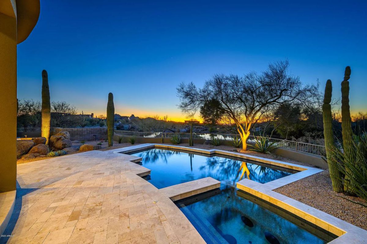 A-Soft-Contemporary-Custom-House-in-Scottsdale-for-Sale-4