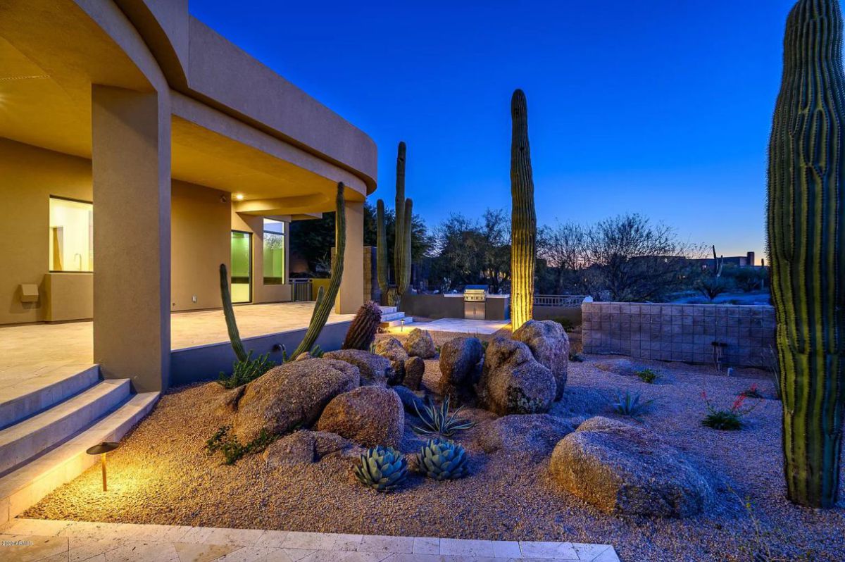 A-Soft-Contemporary-Custom-House-in-Scottsdale-for-Sale-5