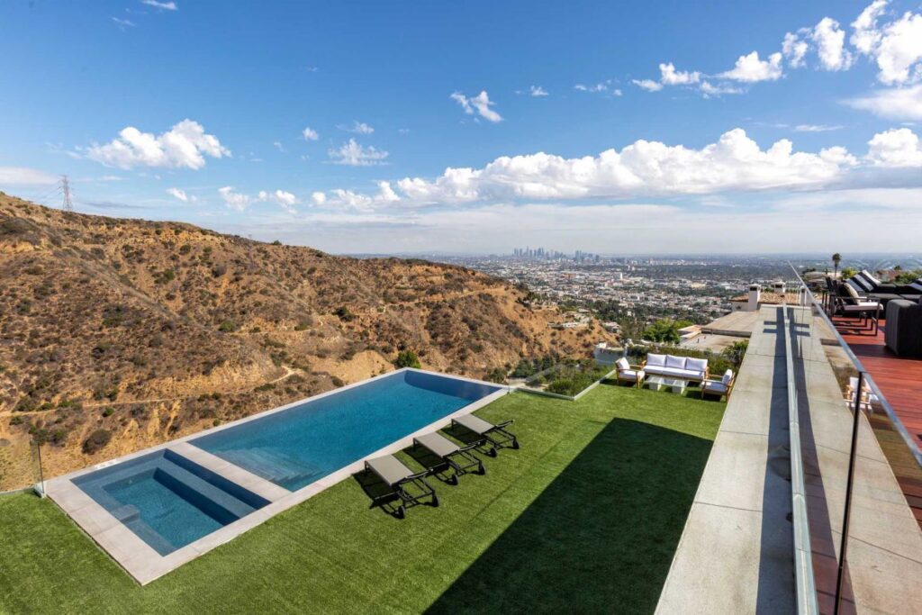 An Ultra Modern Luxury Home in Los Angeles for Rent