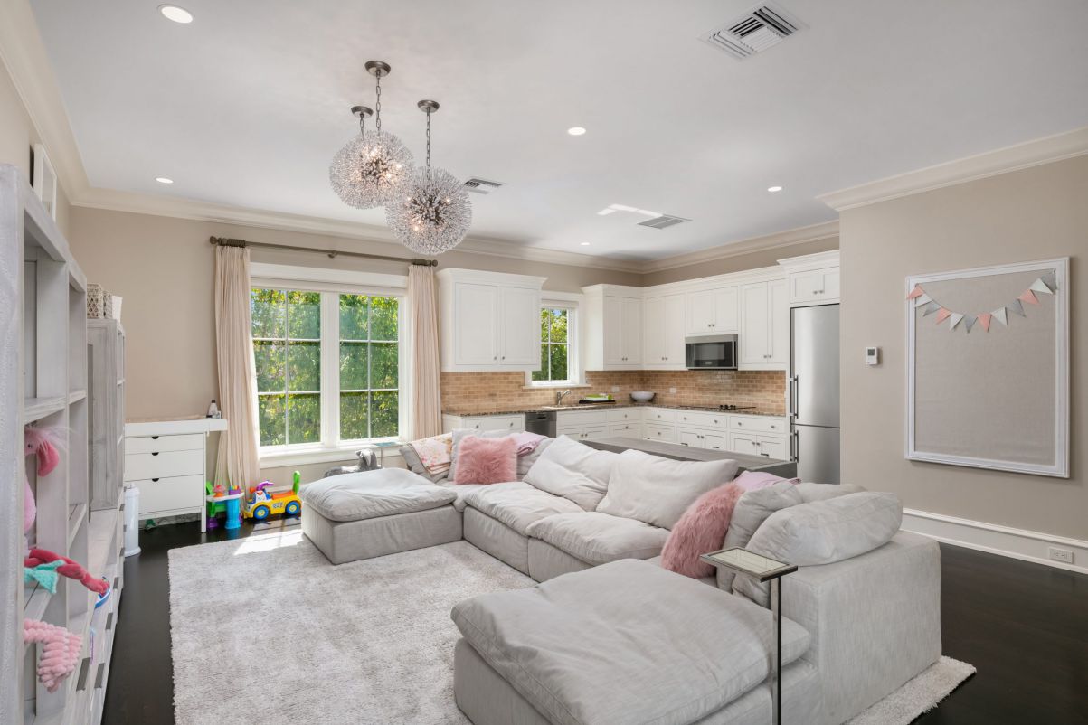 Back then, pink and grey were the color power combination, but we adore this new, more mature interpretation. When white walls and wooden furniture are used, as they are in this room, the combination of a mild, cooler grey and a gorgeous warm blush pink creates a setting that is almost neutral. 