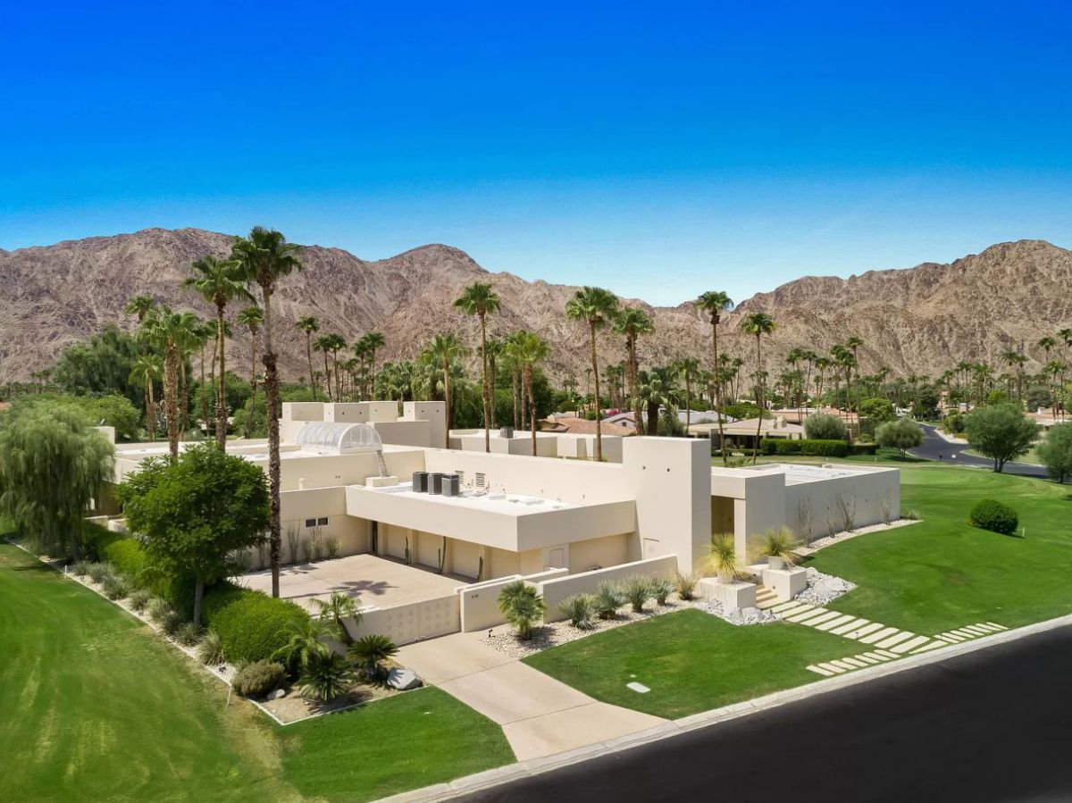 Dramatic-Coachella-Home-for-Sale-in-La-Quinta-26