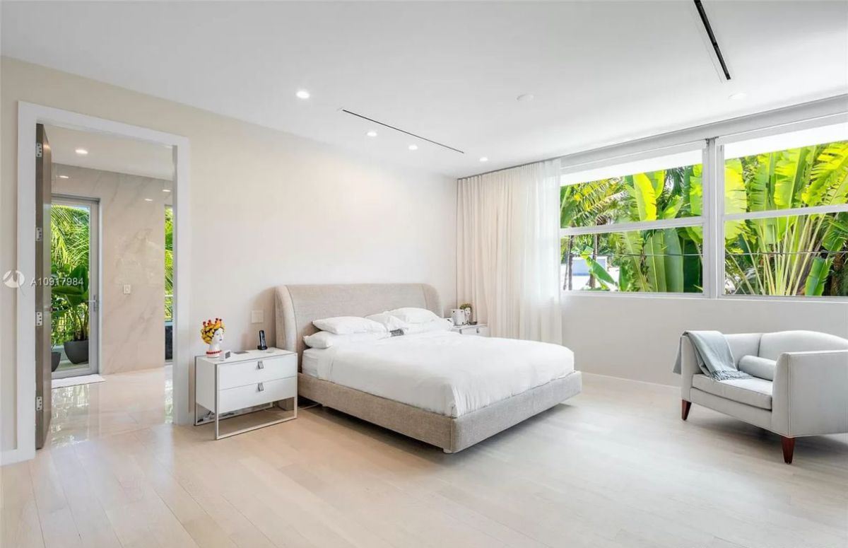 Try an all-white bedroom as a stunning contemporary bedroom decor. More white implies that the bedroom will reflect more light. It's crucial to keep in mind that white has a variety of colors, so all-white bedrooms don't necessarily have to be dull. To enhance visual appeal, layer several white hues in your bedroom and add texture and drama as needed.